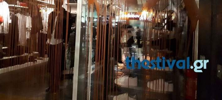 Θεσσαλονίκη: Πέταξαν μπογιές στο αμερικανικό προξενείο και σε καταστήματα (εικόνα)